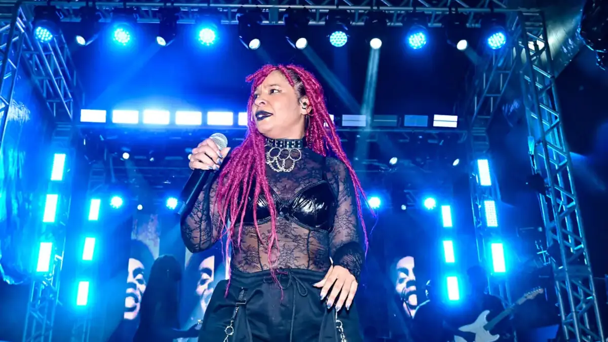 Cantora Larissa Luz cantando no centro hist&oacute;rico