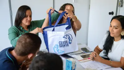 Limpeza de canais avan&ccedil;a em ruas do bairro Port&atilde;o