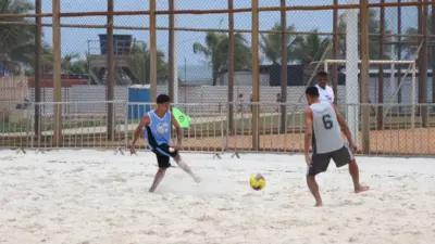 Dois rapazes jogando beach soccer
