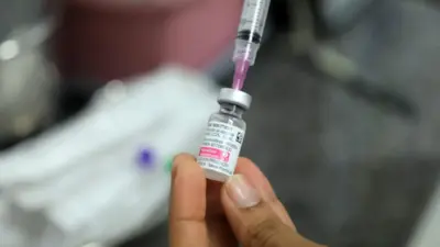 Enfermeira administrando vacina