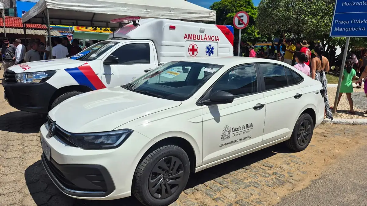 Um carro e uma ambulancia