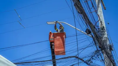 Lauro de Freitas instala 59 l&acirc;mpadas de LED no Centro em a&ccedil;&atilde;o de moderniza&ccedil;&atilde;o
