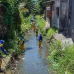 Lauro de Freitas refor&ccedil;a equipe para limpeza do canal do Rio Gor&oacute; em Itinga