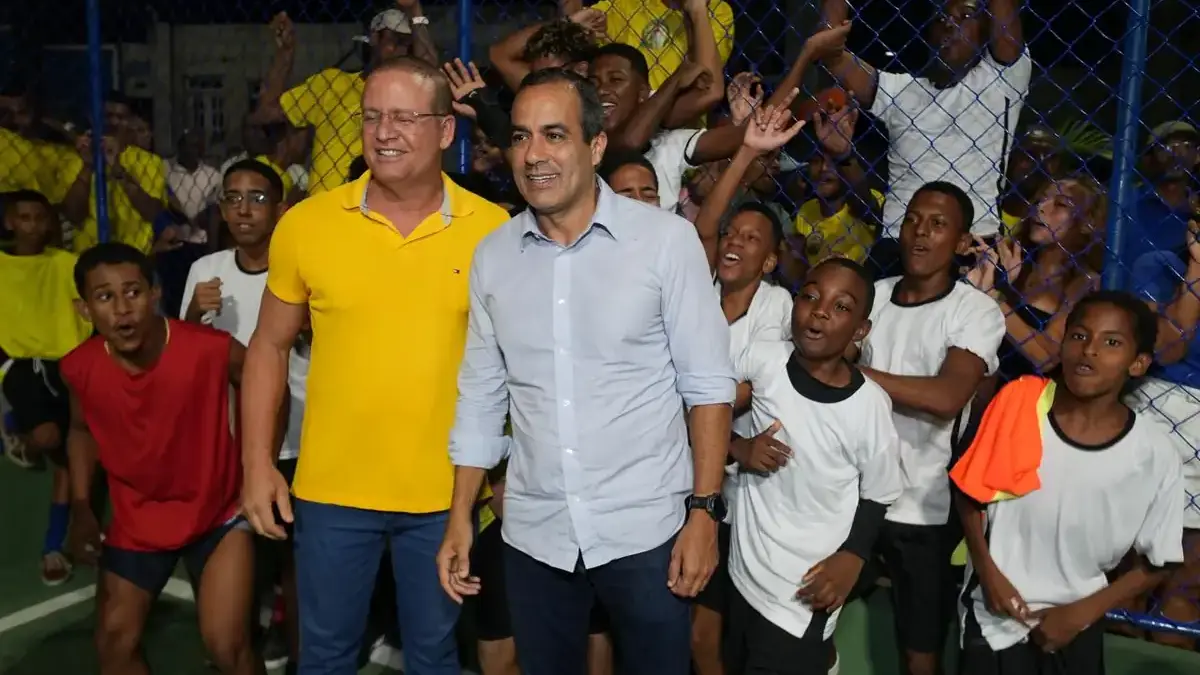 Prefeito Bruno Reis e moradores em inaugura&ccedil;&atilde;o de pra&ccedil;a