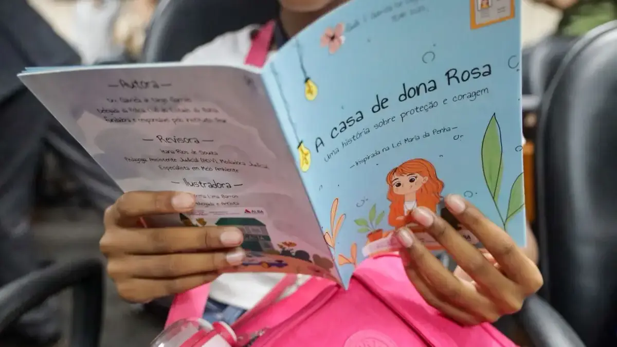 menina lendo um livro