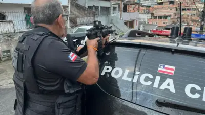 Opera&ccedil;&atilde;o Cooper prende irm&atilde;os por 20 roubos na orla de Salvador