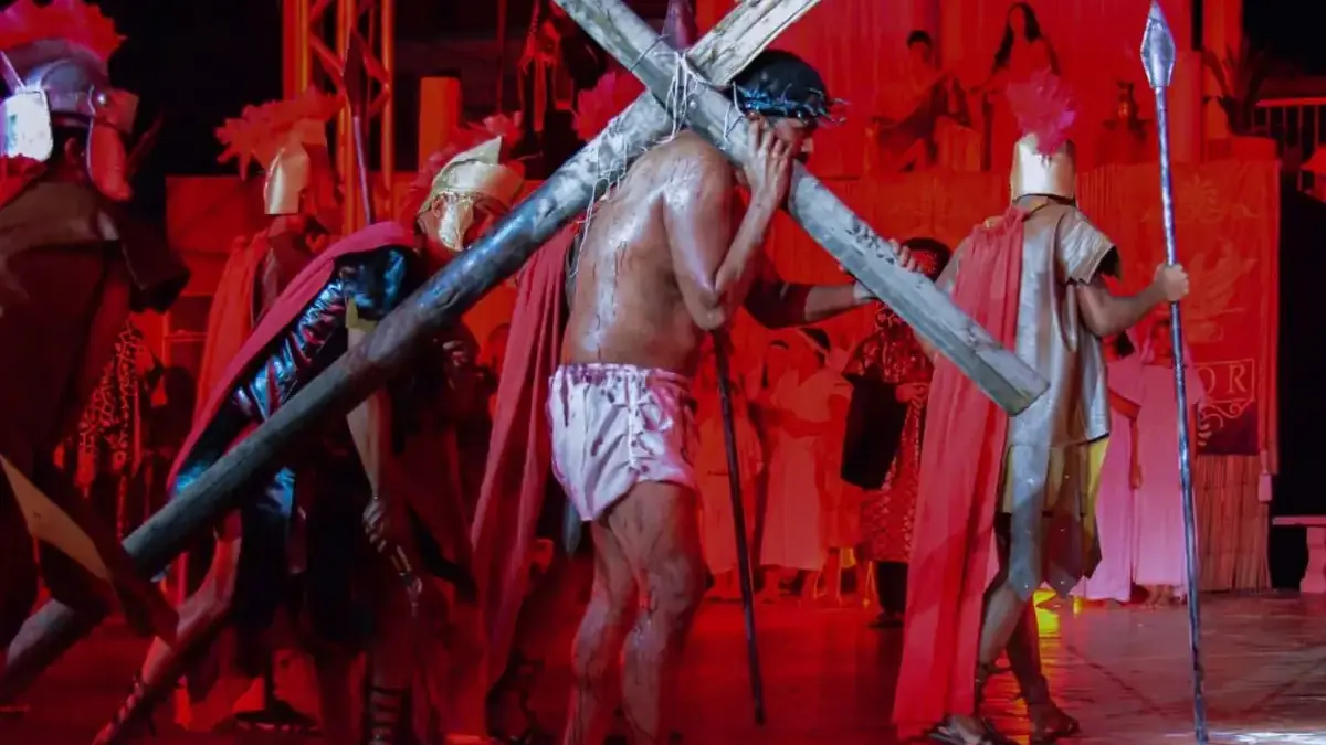 cena de pe&ccedil;a de teatro sobre a Paix&atilde;o de Cristo