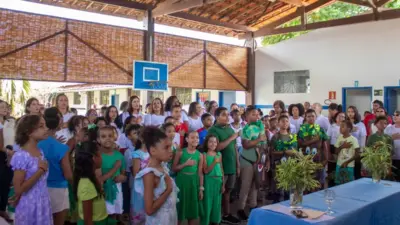 Limpeza de canais avan&ccedil;a em ruas do bairro Port&atilde;o