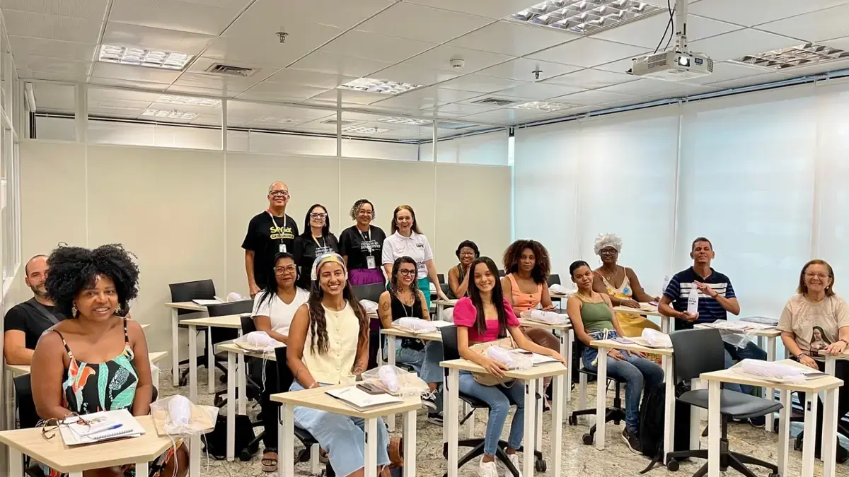 Alunos e instrutores em uma sala de aula