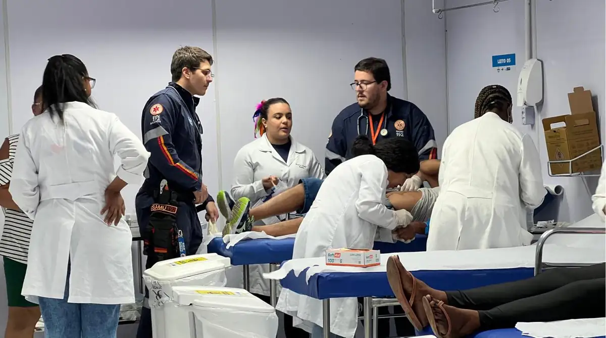 Profissionais de sa&uacute;de atendendo pacientes