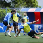 Treino do Bahia no CT Evaristo de Macedo segue firme mesmo com chuva forte