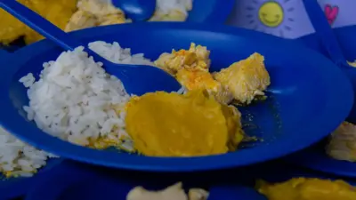 Lauro de Freitas recebe trof&eacute;u por 2 toneladas de roupas recicladas em projeto