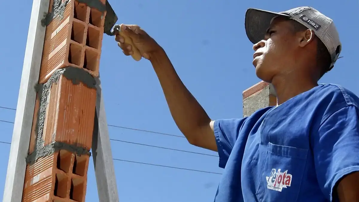 Pedreiro trabalhando