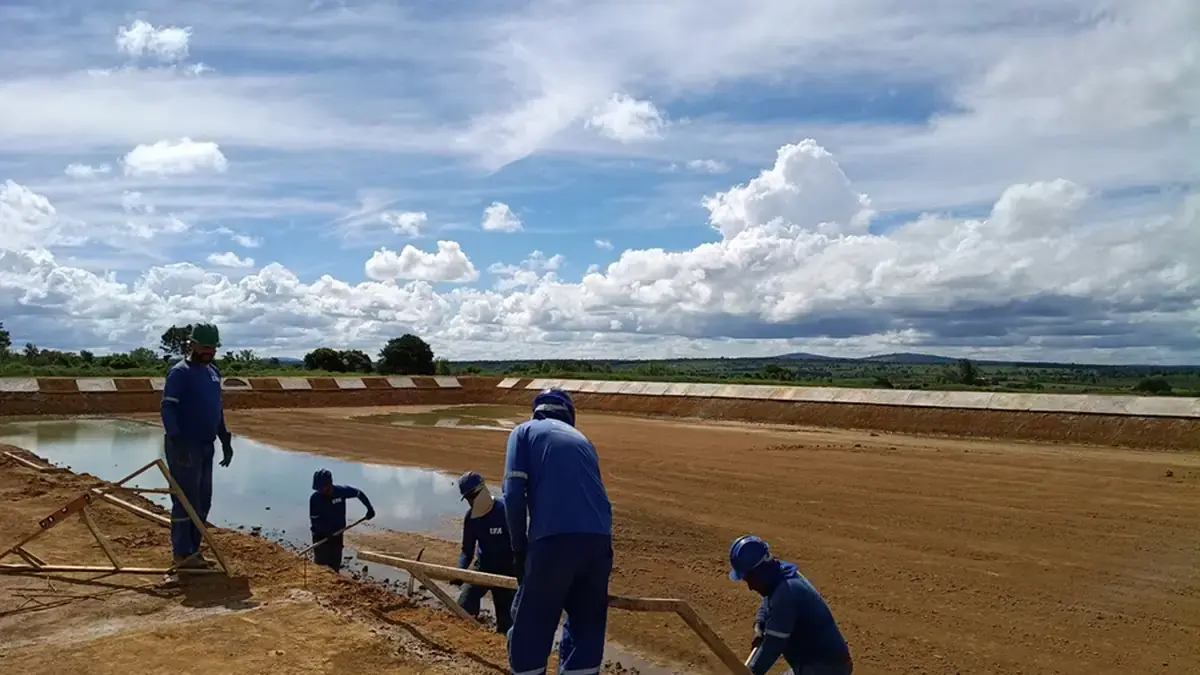 Homens trabalhando no Barra do Choça
