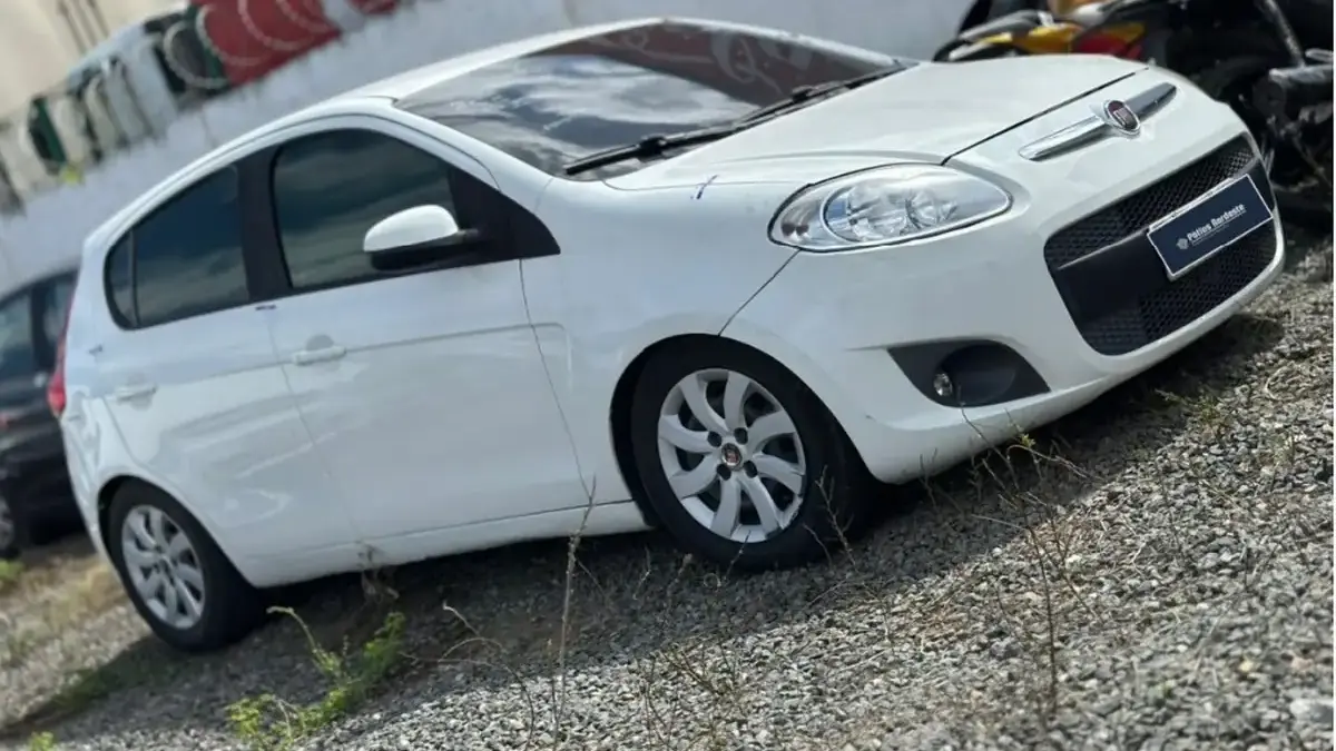 Carro branco estacionado no Detran