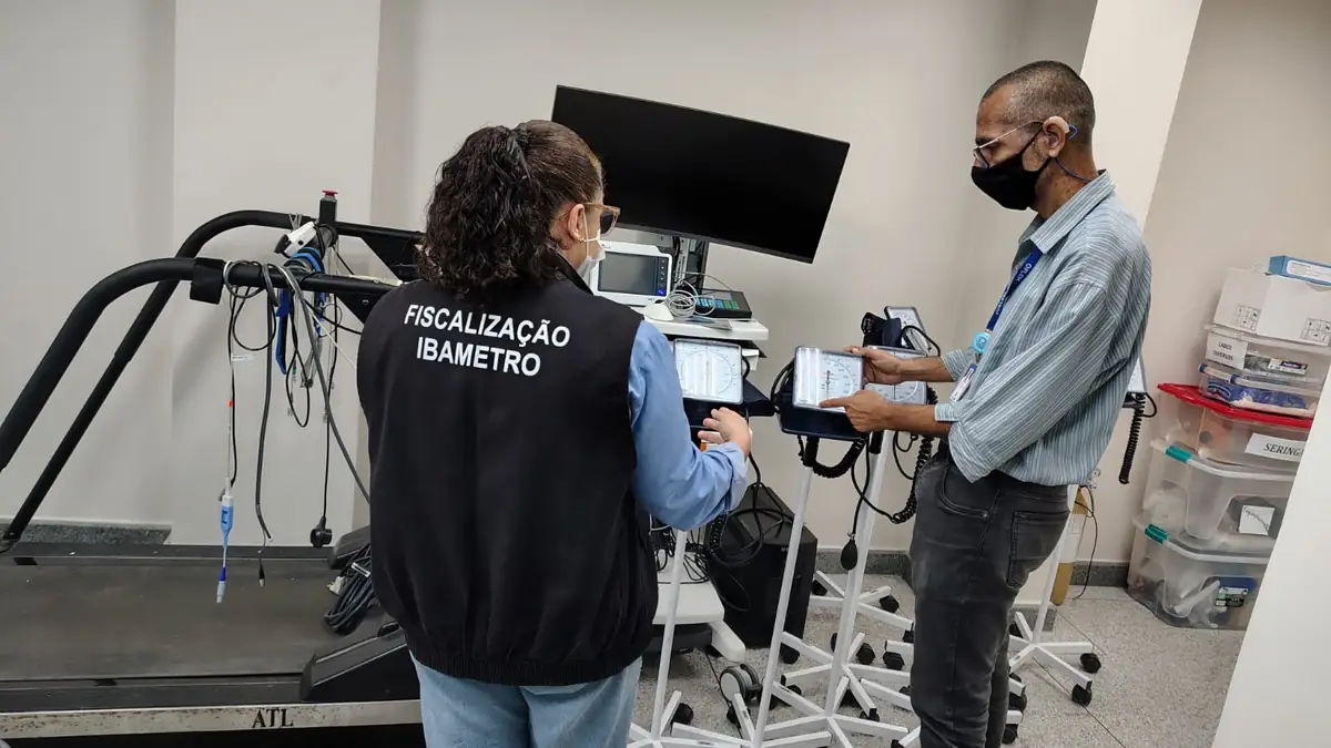 Agentes Ibametro fiscalizando hospital