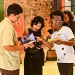 Cordéis de super-heróis negros e capoeiristas são distribuídos em Salvador