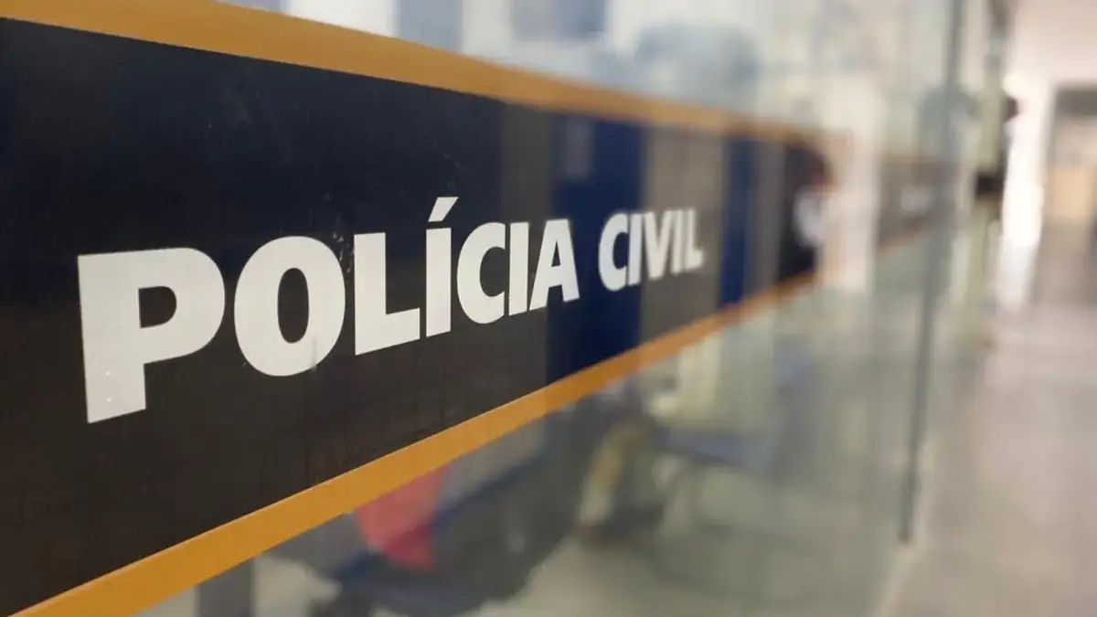 Porta de vidro co adesivo da policia civil