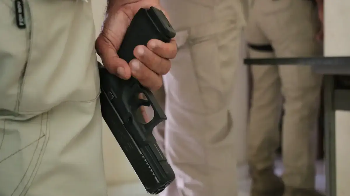 arma na mão do policial