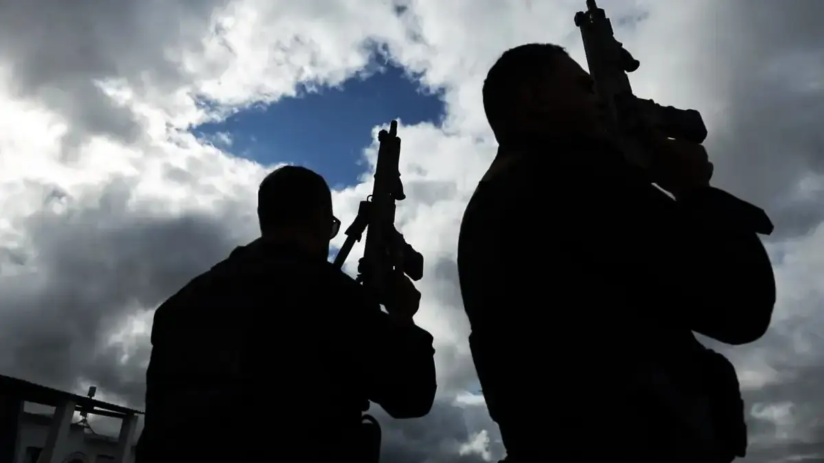 Silhueta de dois policiais