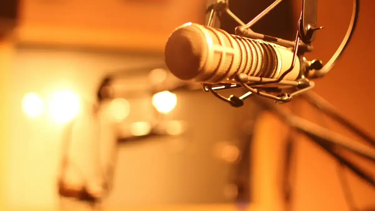 Microfone em estudio de rádio