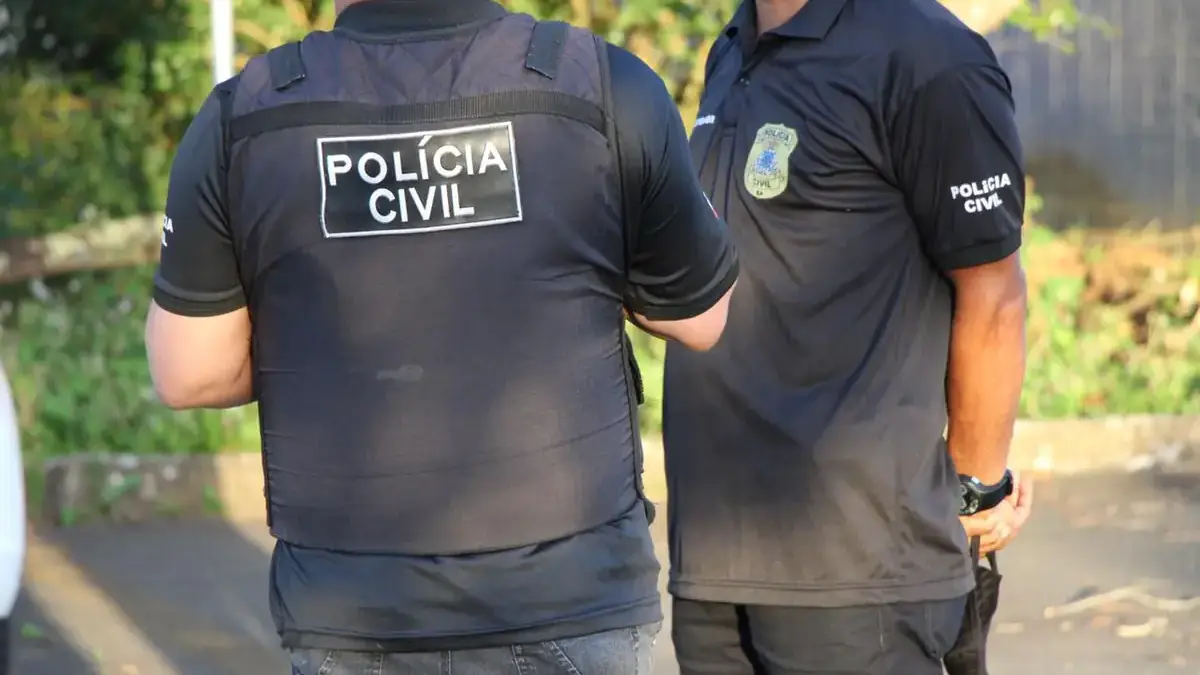 Dois policiais civis de costas