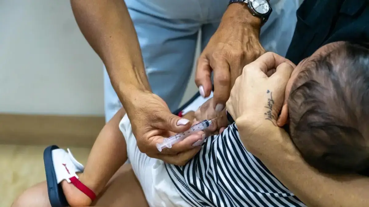 Criança tomando vacina