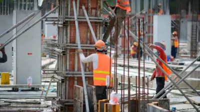 homens trabalhando em uma contrução