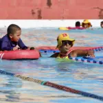 Salvador lança Mergulho na Inclusão com piscina assistida para crianças autistas