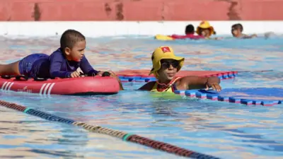 Salvador lança Mergulho na Inclusão com piscina assistida para crianças autistas