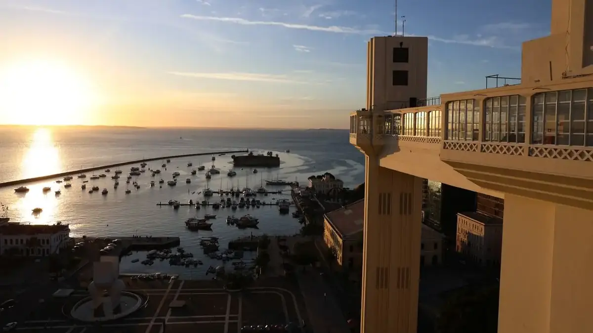 Público participando de atividades do festival de criatividade em Salvador, com foco em inovação e geração de renda através d