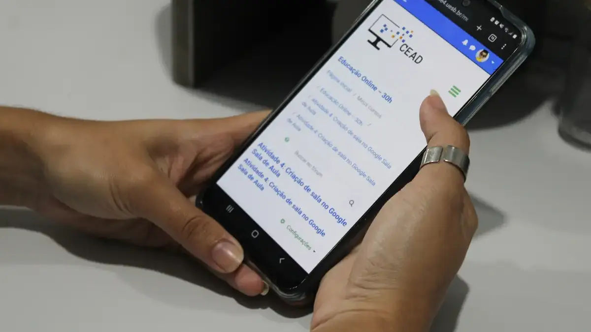 Logotipo da UESB ou imagem representativa de professores em ambiente de ensino a distância, com foco na educação superior na