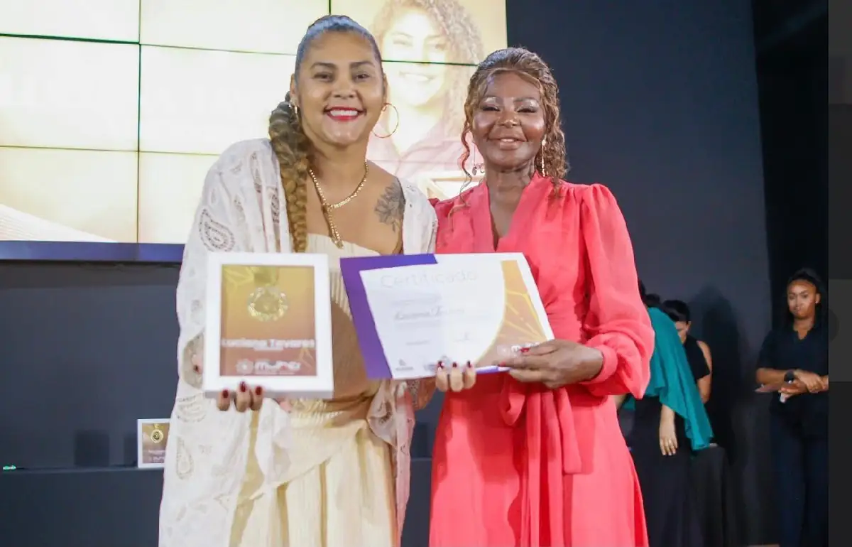 Luciana Tavares recebe pr&ecirc;mio Mulher Not&aacute;vel 2026 em Salvador