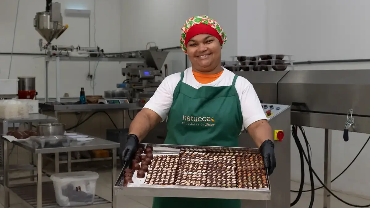 Mulher segurando assadeira com chocolate