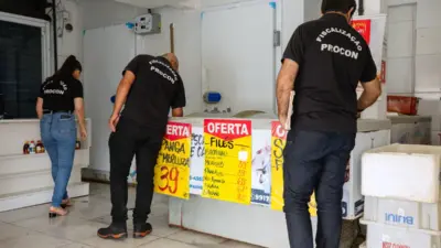 Lauro de Freitas recebe trof&eacute;u por 2 toneladas de roupas recicladas em projeto