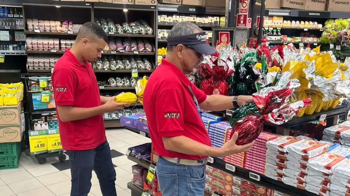 Agentes do Ibametro realizam fiscaliza&ccedil;&atilde;o em produtos de P&aacute;scoa, como chocolates e pescados, em um mercado na Bahia.