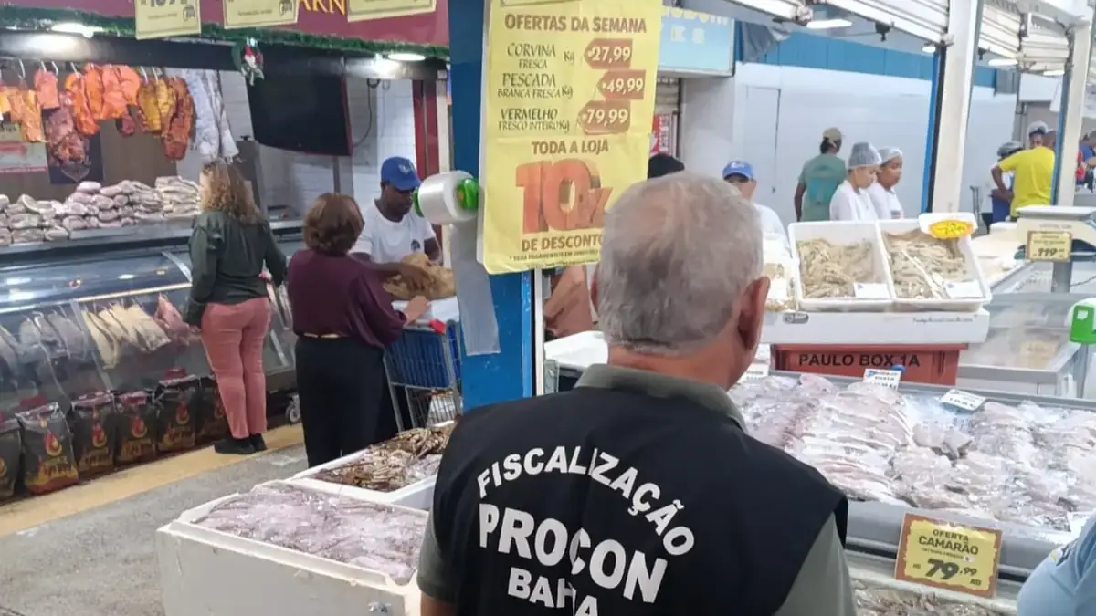 Procon fiscalizando feira