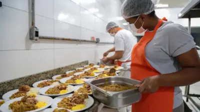 Restaurantes Populares de Salvador servem 4,4 mil almo&ccedil;os de P&aacute;scoa gratuitos