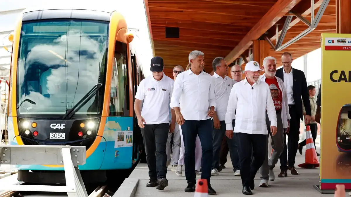 Governador Jerônimo Rodrigues e presidente Lula em anúncio das obras do VLT e metrô de Salvador, na Praça Onze de Dezembro.