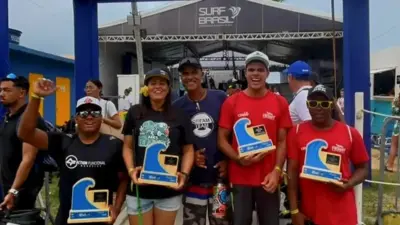 surfistas segurando troféus