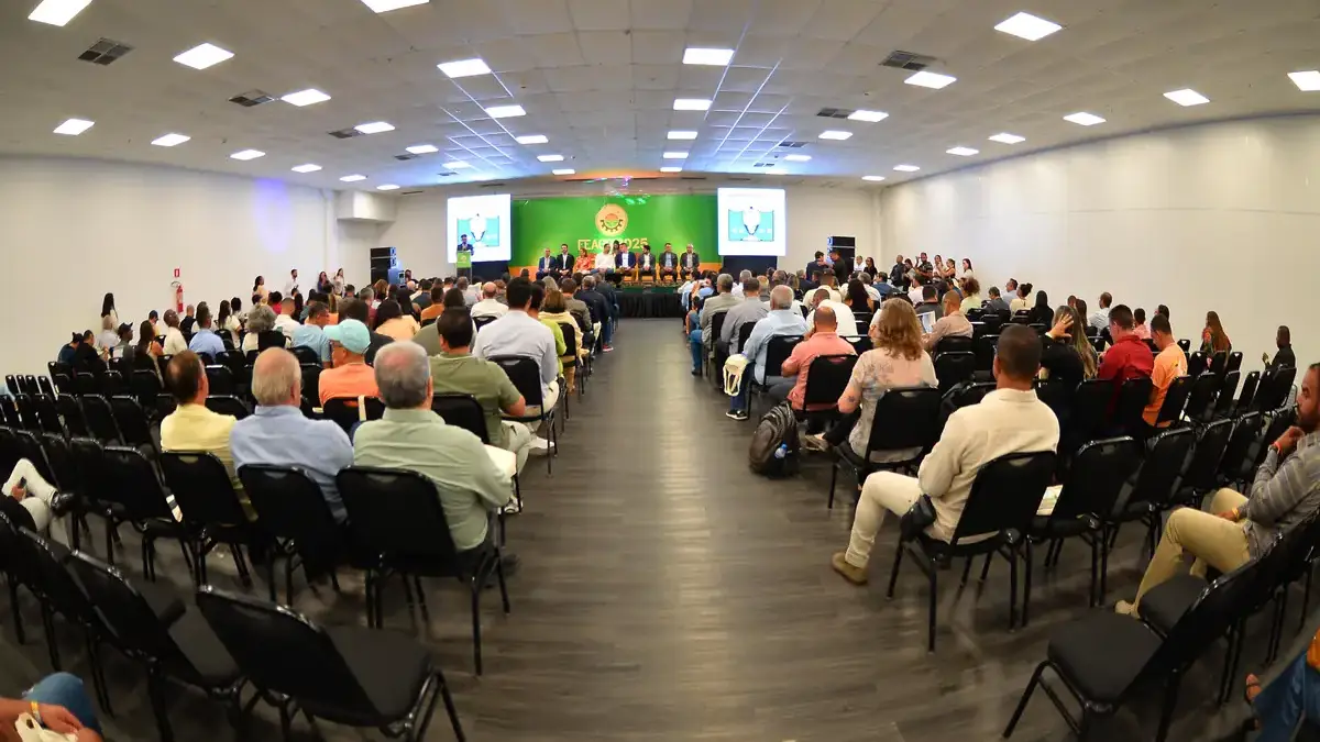 Pessoas sentadas em auditório