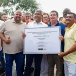 Jerônimo entrega pavimentação e ambulância no Dia do Trabalhador em Riachão do Jacuípe