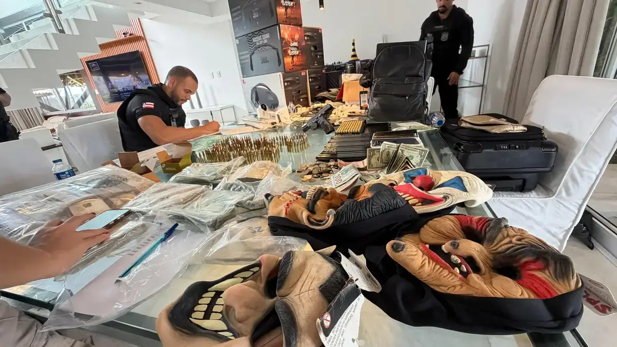 Policias civis apreendeu armas, muniçoes e objetos de bandidos