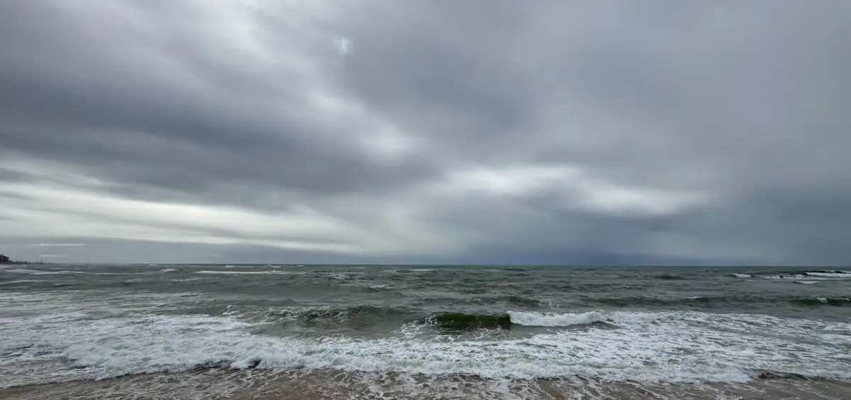 mar e céu nublado