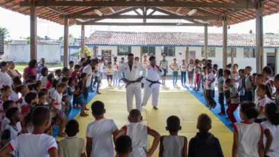 aula de judô em escola publica de Lauro de Freitas