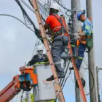 Lauro de Freitas remove cabos irregulares de postes em três avenidas