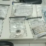Homem é preso com drogas, arma e R$ 2.299 em Maiquinique