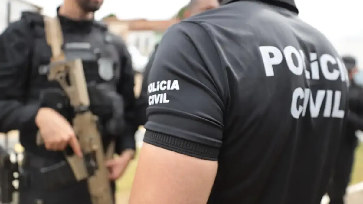 Dois policiais vicis em operação para prender casal