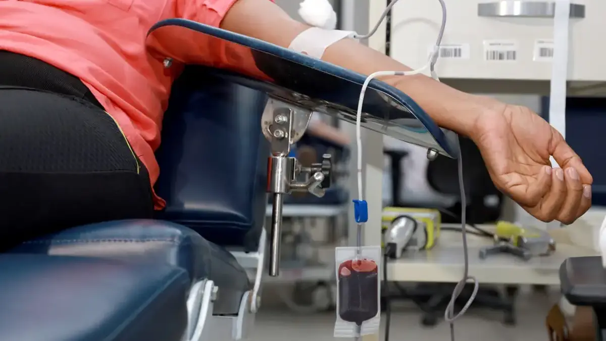 mulher doando sangue