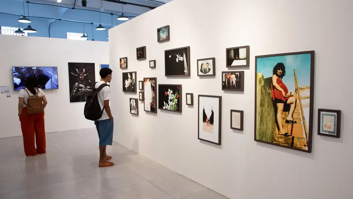 pessoas olhando artes no museu